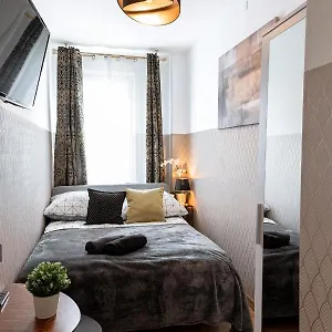 Clicktheflat Conrada Хостел Варшава